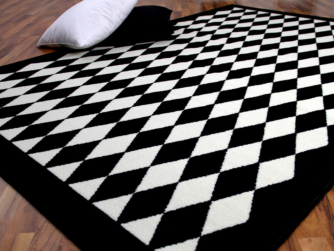 Teppich trendline schwarz weià raute 4 gröÃen teppiche ... Schwarz weiß teppich