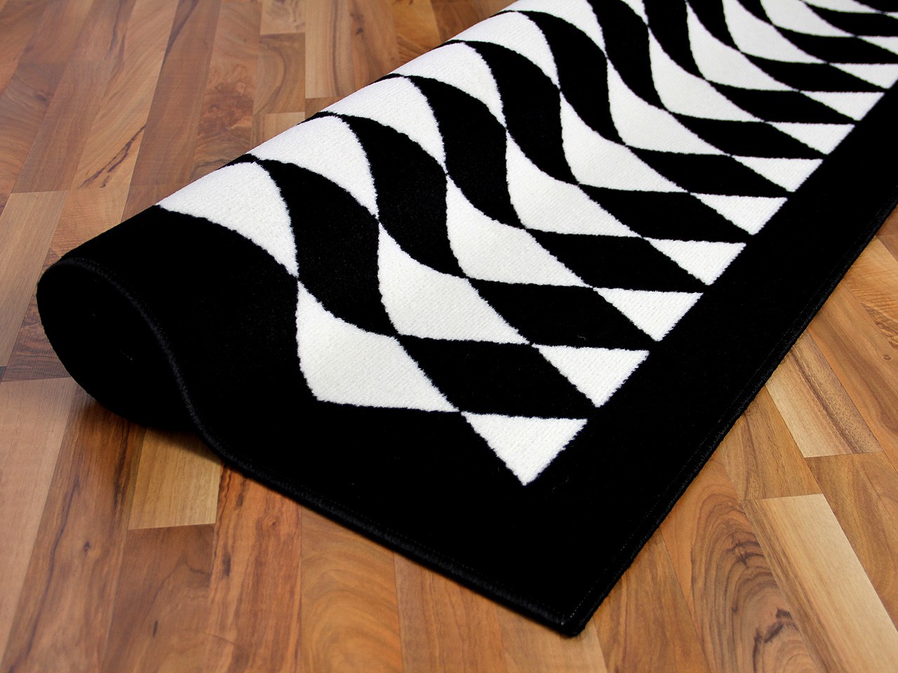 Teppich trendline schwarz weià raute 4 gröÃen teppiche ... Schwarz weiß teppich